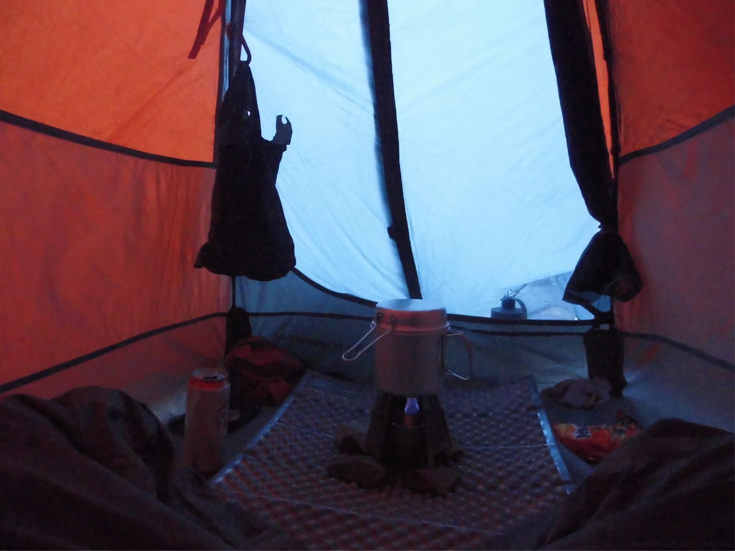 テントの中でメシ